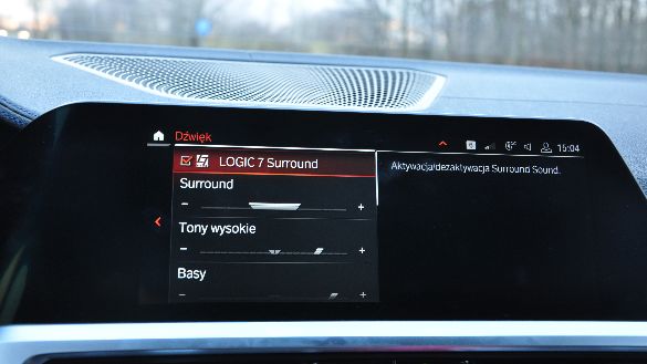 Jedną z rzeczy na ogromny plus w Serii 3 320d jest zdecydowanie fantastyczne nagłośnienie. System Logic 7 Surround, nawet przy głośnym słuchaniu muzyki, pozwala na prowadzenie spokojnej rozmowy w kabinie.